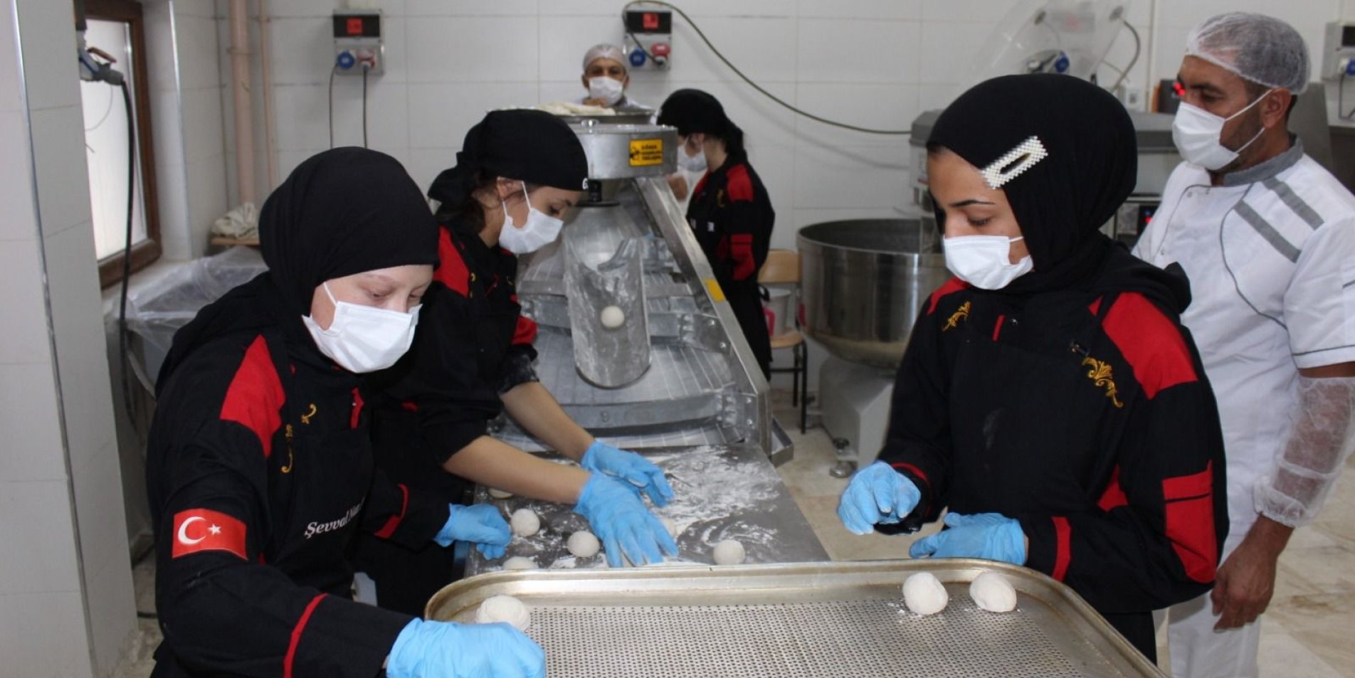 Meslek Lisesi Öğrencileri Okuldaki Fırın Atölyesinde Ekmek Üretiyor